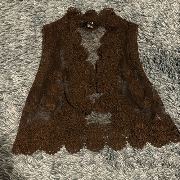 Tops - Cropped Vintage Lace top